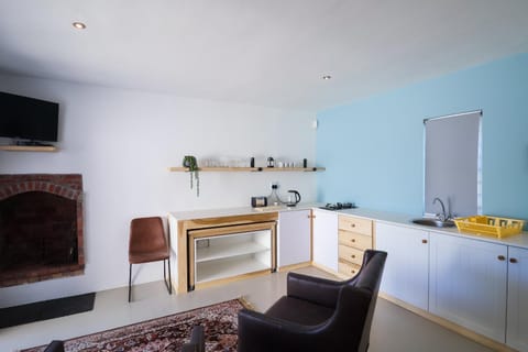 Kitchen or kitchenette, Seating area, fireplace