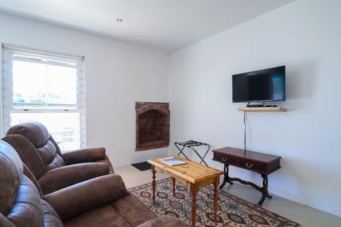 TV and multimedia, Seating area, fireplace