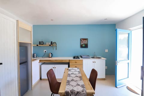 Kitchen or kitchenette, Seating area, Dining area