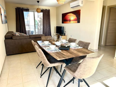 TV and multimedia, Living room, Seating area, Dining area, air conditioner