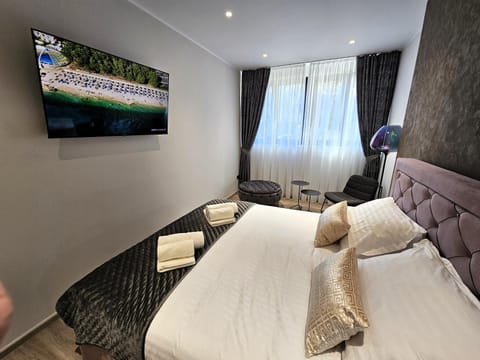 Bed, TV and multimedia, Bedroom