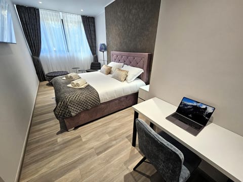 Bed, Bedroom, hair dresser