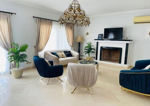 Communal lounge/ TV room, TV and multimedia, Living room, Seating area, Evening entertainment