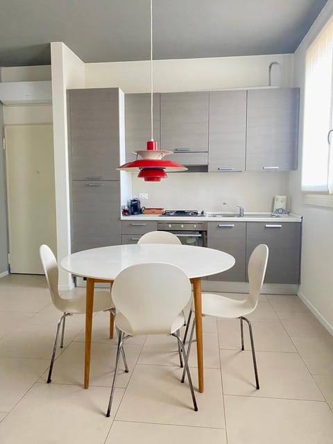 Kitchen or kitchenette, Dining area, stove