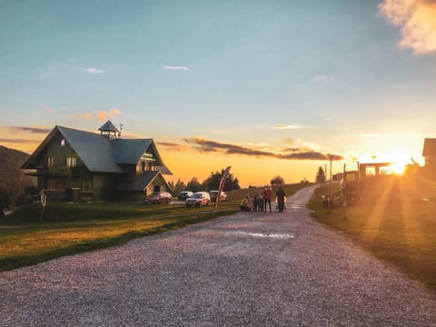 Day, Neighbourhood, Natural landscape, Mountain view, Sunrise, Sunset, group of guests