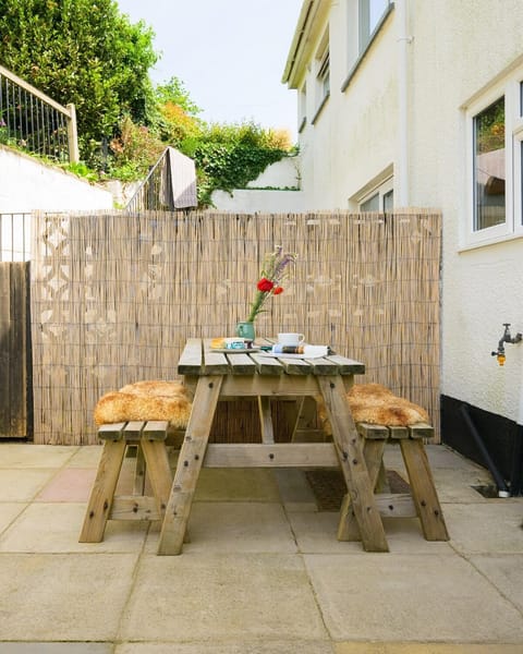 Patio, Day, Dining area