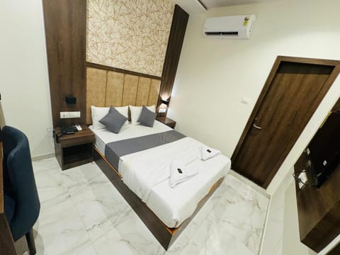 Bed, TV and multimedia, Seating area, Bedroom, towels, wardrobe