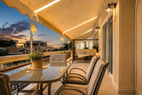Night, View (from property/room), Balcony/Terrace, Living room, Seating area, Dining area