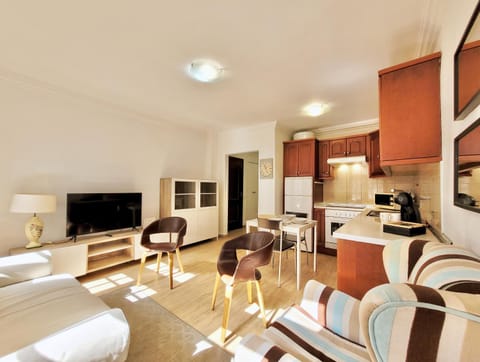 TV and multimedia, Kitchen or kitchenette, Living room, Dining area, minibar
