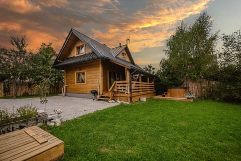 Property building, Day, Natural landscape, Garden, Garden view
