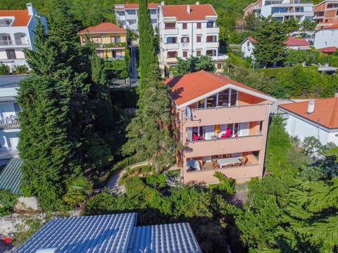 Property building, Day, Neighbourhood, Balcony/Terrace