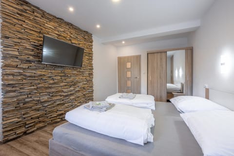 Bed, TV and multimedia, Photo of the whole room, Bedroom, towels