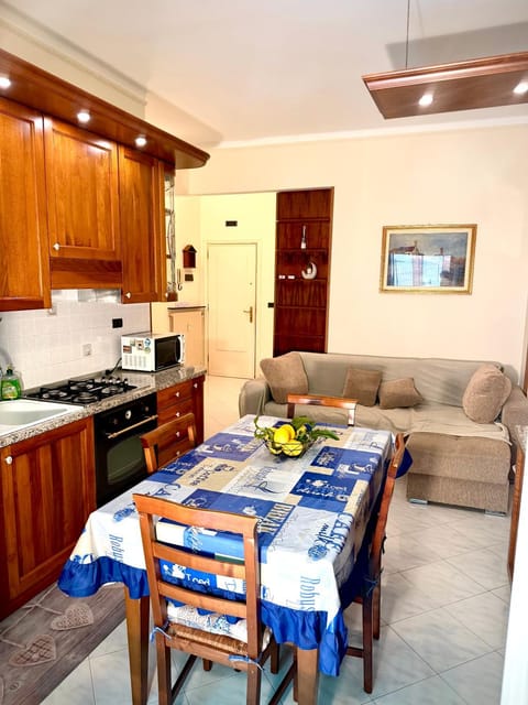 Kitchen or kitchenette, Living room, Dining area, oven
