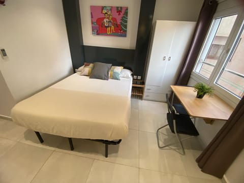 Bed, Photo of the whole room, Seating area, Dining area, Bedroom