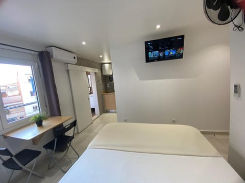 Bed, TV and multimedia, Photo of the whole room, Bedroom