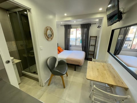 Bed, TV and multimedia, Kitchen or kitchenette, Photo of the whole room, Seating area, Dining area, Bedroom