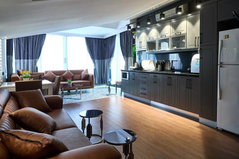 Coffee/tea facilities, Kitchen or kitchenette, Living room, Seating area, oven