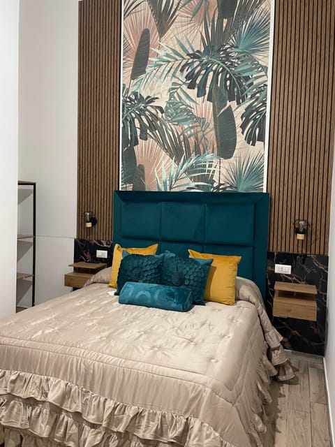 Bed, Photo of the whole room, Decorative detail, Decorative detail, Bedroom, furniture, heating, soundproof, wardrobe, air conditioner