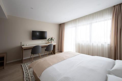 Bed, TV and multimedia, Photo of the whole room