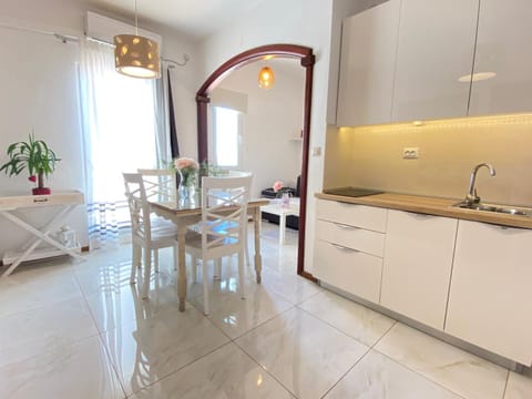 Dining area, kitchen