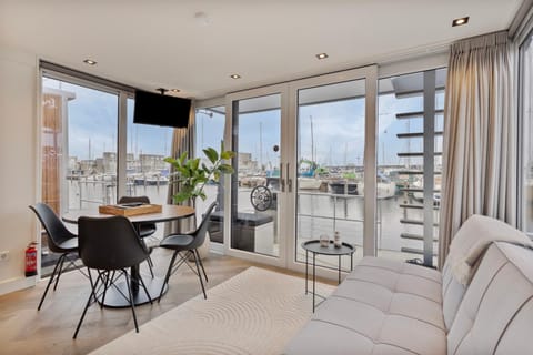 TV and multimedia, View (from property/room), Balcony/Terrace, Living room, Seating area, Dining area