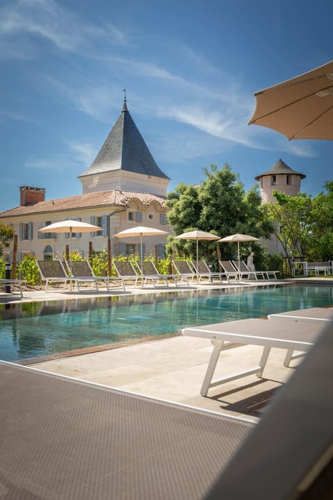Swimming pool, sunbed