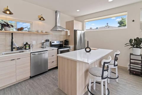 Kitchen or kitchenette, Dining area, dishwasher, pet friendly, stove