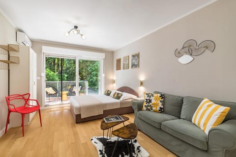 Bed, Living room, Photo of the whole room, Seating area