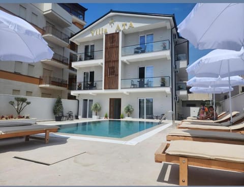 Property building, Day, Pool view, Swimming pool, sunbed