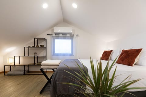 Bed, Photo of the whole room, Bedroom, internet, air conditioner