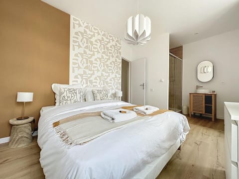 Bathroom, Photo of the whole room, Bedroom