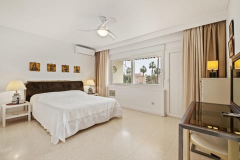 Bed, Photo of the whole room, Bedroom, fireplace, air conditioner