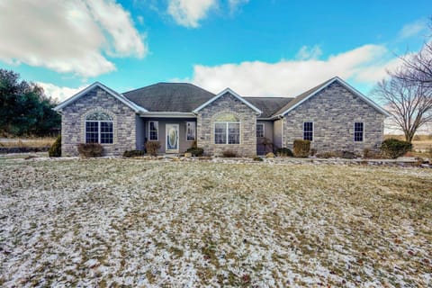 Elegant Pataskala Home with Hot Tub and Fire Pit! House in Ohio