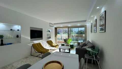 Communal lounge/ TV room, TV and multimedia, Living room, Dining area