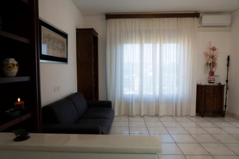 Communal lounge/ TV room, Living room, Seating area