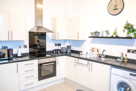 Ideal for groups - Modern 2 Bedroom Apartment - Free Parking, Transit links, Close to Stadiums Apartment in Salford