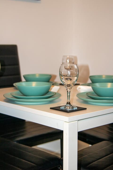 Ideal for groups - Modern 2 Bedroom Apartment - Free Parking, Transit links, Close to Stadiums Apartment in Salford