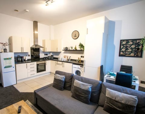 Ideal for groups - Modern 2 Bedroom Apartment - Free Parking, Transit links, Close to Stadiums Apartment in Salford
