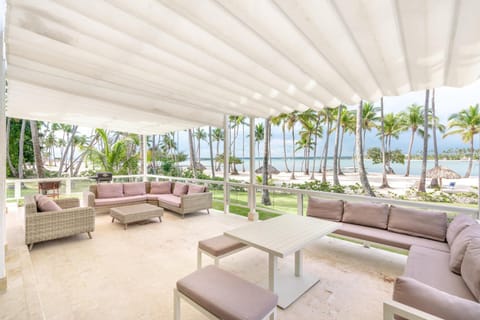 Natural landscape, Balcony/Terrace, Seating area, Beach, Sea view