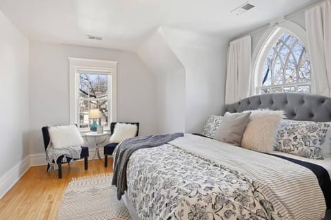 Luxury 6600 sq.ft Stunning Home/Sleeps 10+ House in Minneapolis