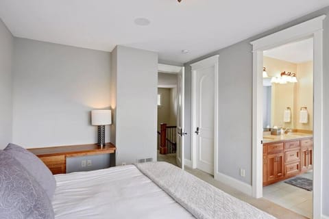 Luxury 7400 sq.ft Stunning Home Theater/Sleeps 18+ House in Plymouth