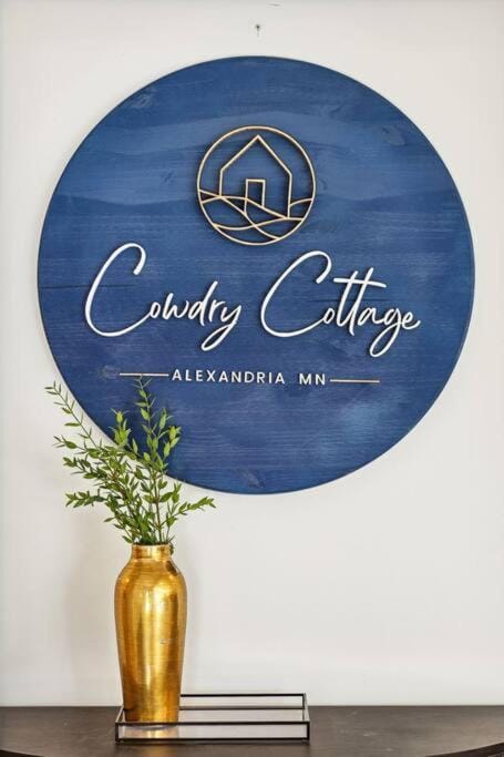 Luxury Cowdry Cottage Lake Home House in Alexandria