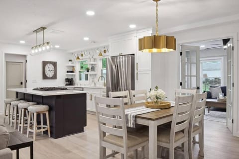 Luxury 1800sq.ft Home - Sleeps 8 House in Minnetonka