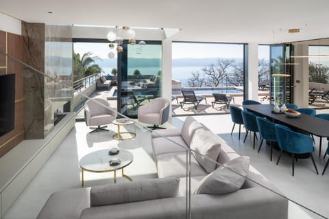 Living room, Dining area, Swimming pool, Entertainment