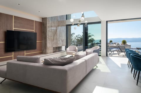 Communal lounge/ TV room, Natural landscape, TV and multimedia, Living room, Seating area, Evening entertainment, Sea view