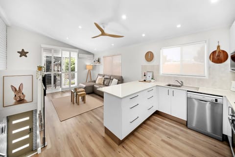 Coffee/tea facilities, Balcony/Terrace, Living room, Seating area, Dining area, dishwasher, heating, internet, microwave, oven, stove, toaster, kitchen, air conditioner