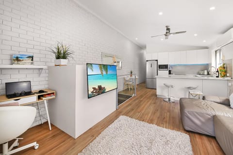 TV and multimedia, Coffee/tea facilities, Living room, Lounge or bar, heating, internet, kitchen, air conditioner