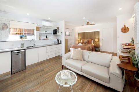 Patio, TV and multimedia, Coffee/tea facilities, Kitchen or kitchenette, Living room, Seating area, Parking, furniture, heating, internet, pet friendly, toaster, kitchen, air conditioner