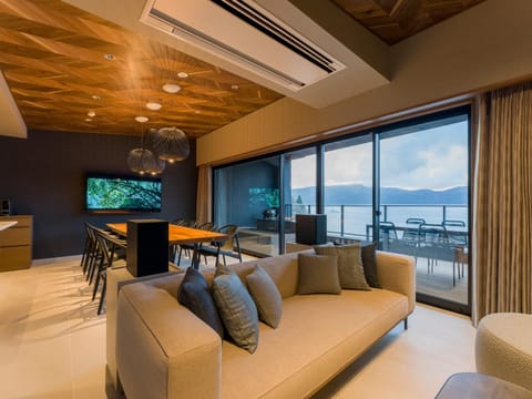 Living room, Dining area, Lake view