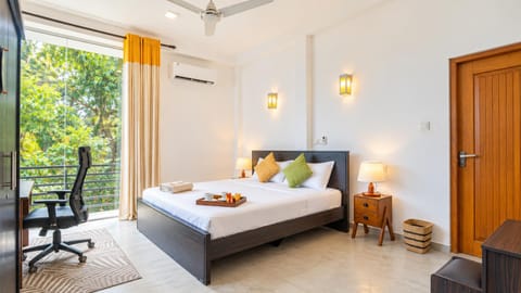 Bed, View (from property/room), Balcony/Terrace, Photo of the whole room, Seating area, Bedroom, towels, air conditioner